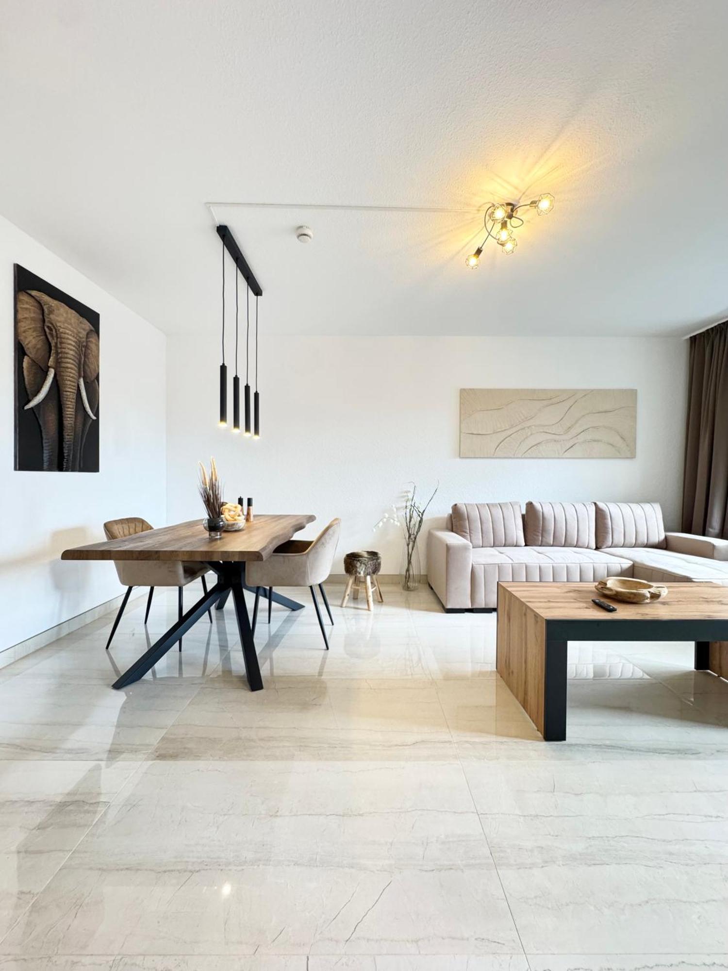 Regency - Exklusive Zentrale 50m2 Wohnung, Balkon, Wifi, Netflix